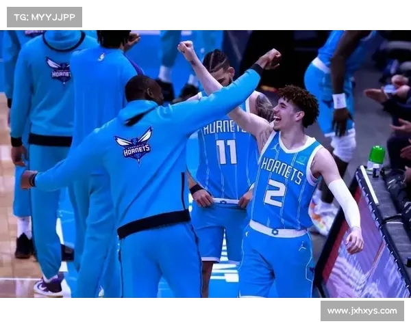 拉梅尔鲍尔与三球兄弟的成长轨迹与篮球传奇背后的家族故事